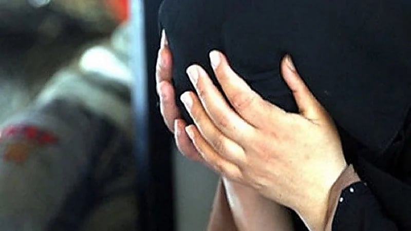 شاب يضرب أمه العجوز ويطردها من منزله