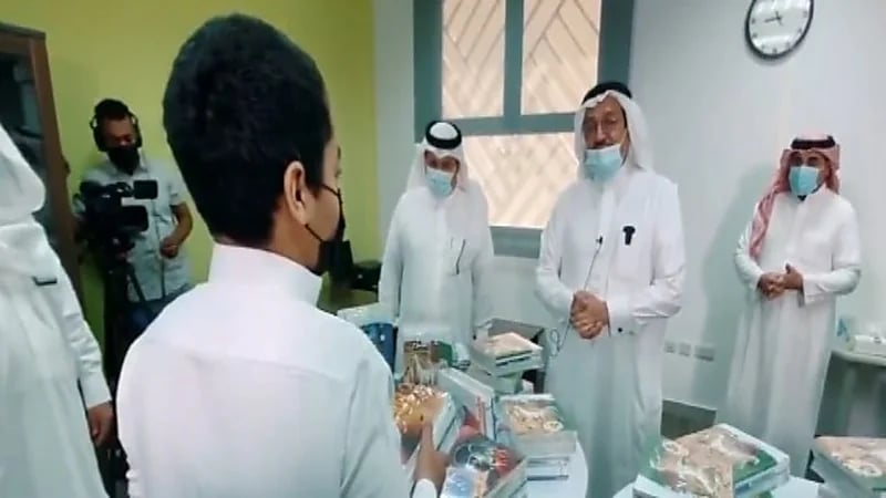 شاهد.. وزير التعليم يشارك في تسليم عدد من الطلاب كتبهم الدراسية