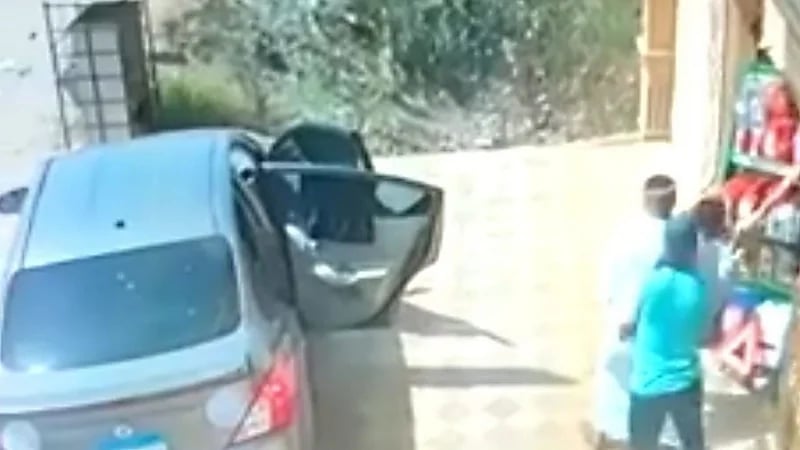شاهد.. لحظة اختطاف طفل على يد ملثمين أمام محل والفرار به في سيارة  