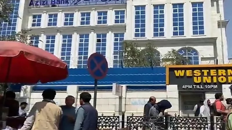 شاهد.. فوضى أمام البنوك في كابل بعد صدور قرار بصرف 200 دولار للعملاء أسبوعيا