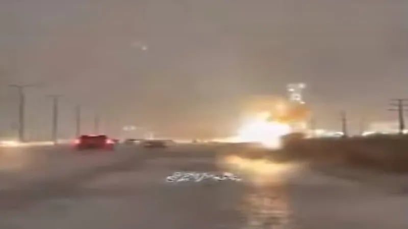 شاهد.. صاعقة رعدية تضرب برج اتصالات بمكة المكرمة دون إصابات