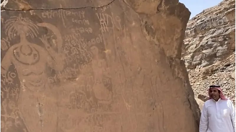 " باحث " يكشف قصة الآلة الموسيقية المنقوشة على صخور نجران