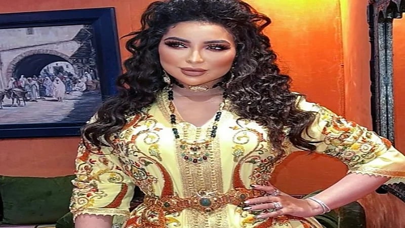 شاهد.. دنيا بطمة تخطف الأنظار بقفطان ذهبي 