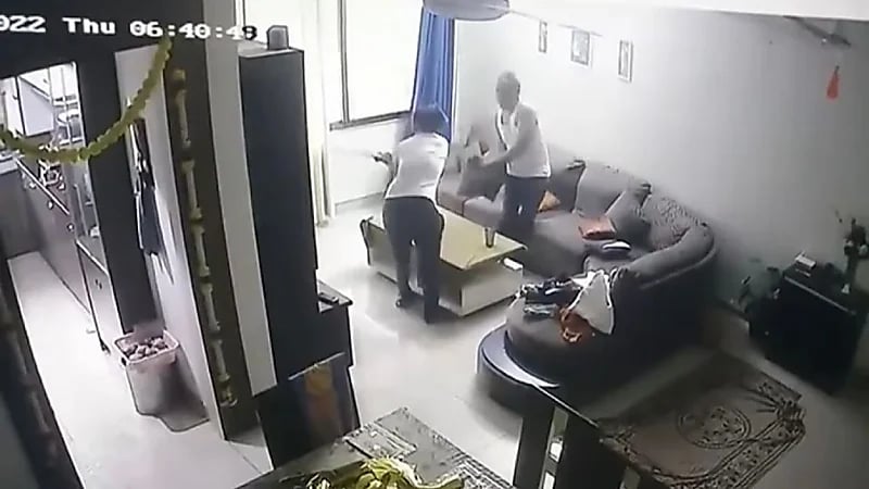 بالفيديو .. مدرس يتعرض للضرب يوميًا من زوجته