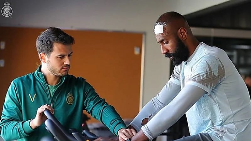 أزمة في النصر بعد إصابة حارسيه وليد عبدالله وأمين بخاري