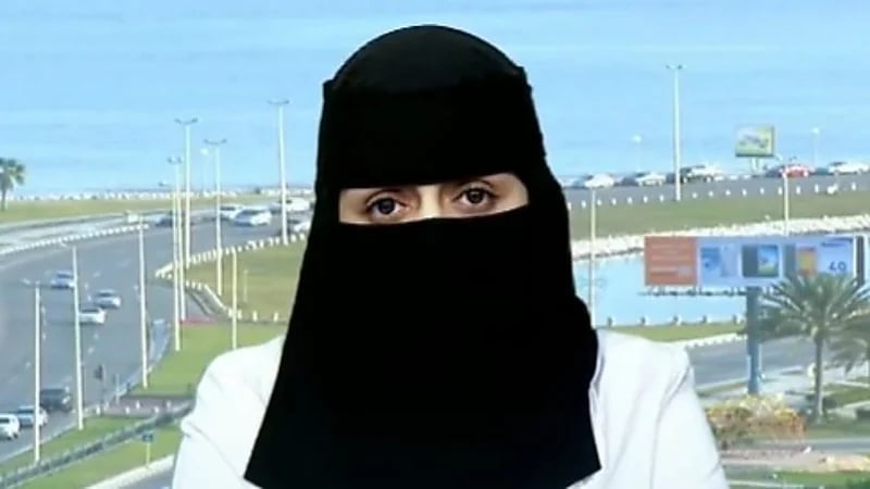 شاهد..ممرضة تروي تفاصيل إنقاذها لشاب بعد غرقه في كورنيش رأس تنورة 