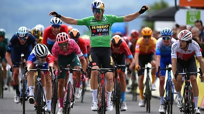 شاهد.. الاحتفال المبكر يتسبب في خسارة فان آرت في سباق دوفين للدراجات