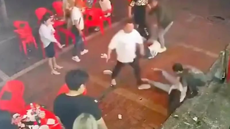 شاهد.. مجموعة من الرجال يعتدون على امرأة بوحشية