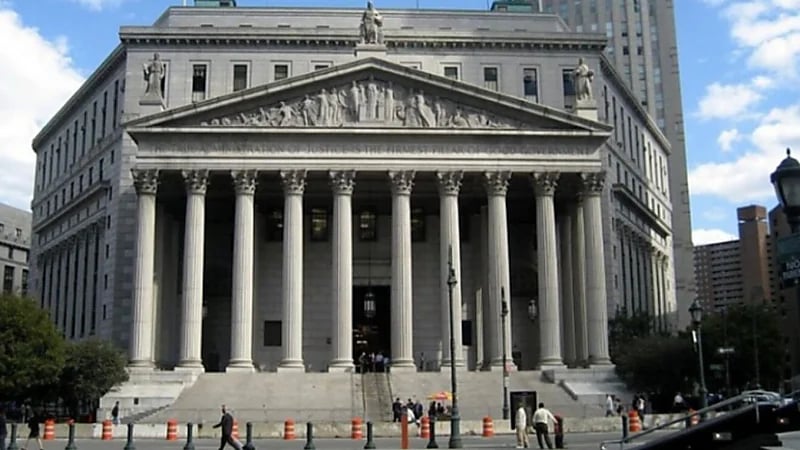 محكمة تغلق أبوابها بعد قيام شخص باطلاق مئات الصراصير داخلها