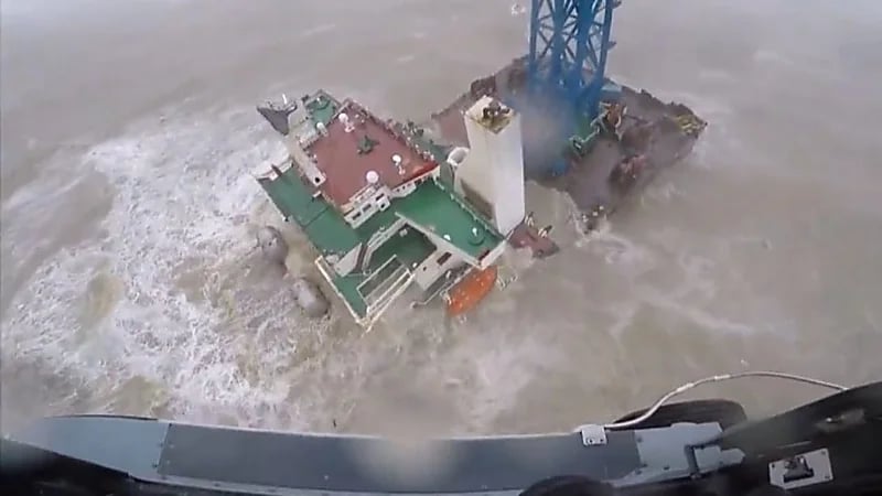 شاهد.. عاصفة استوائية تحطم سفينة في عرض البحر وشطرتها إلى نصفين