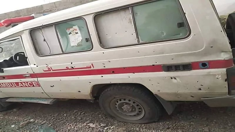 الحوثي يفجر 3 منازل ويستهدف سيارة إسعاف في الضالع 