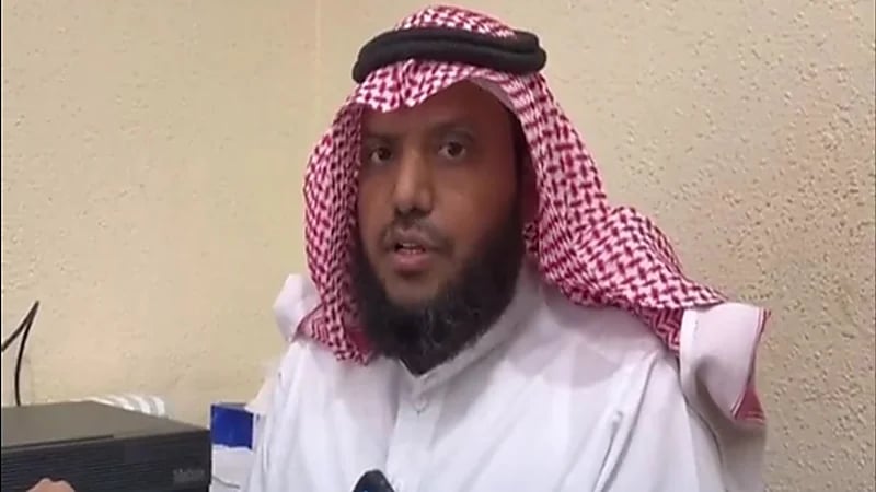 رغم إصابته بالشلل.. منسوب الهلال الأحمر يواصل خدمة الحجاج(فيديو)