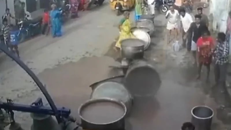 شاهد .. مصرع طباخ حرقًا بسبب سقوطة في قدر الطعام