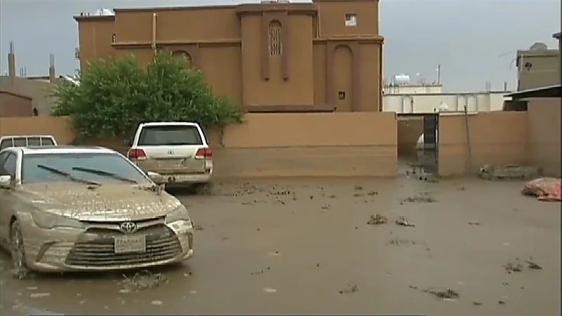 أهالي أحد المسارحة يغادرون منازلهم عبر الأسطح بسبب سوء تصريف مياه السيول - فيديو