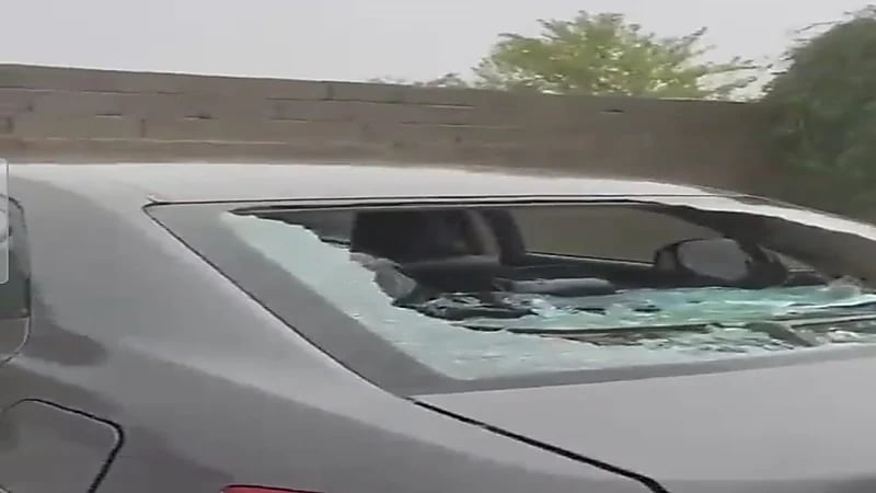 شاهد.. البرد يكسر زجاج السيارات بجازان