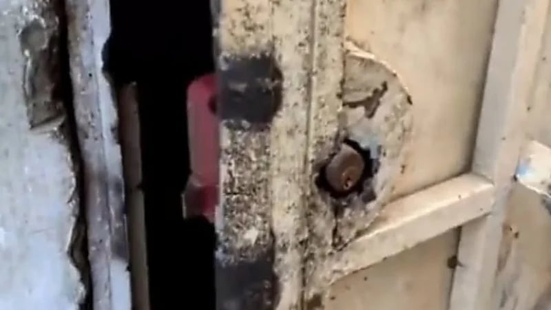 شاهد.. ضبط 4 مواقع بحي العمارية حولتها عمالة مخالفة مصانع لإنتاج المعسلات 