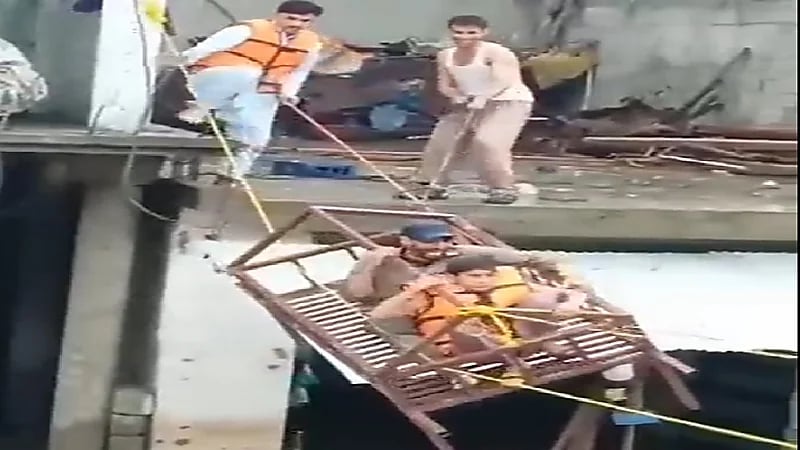 شاهد .. عمال إغاثة يبتكرون حيلة بسيطة وفعالة لإنقاذ العالقين في السيول