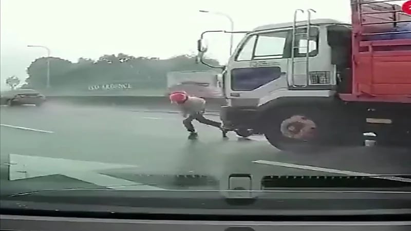 شاهد.. نجاة سائق دراجة نارية من الدهس أسفل عجلات شاحنة بأعجوبة