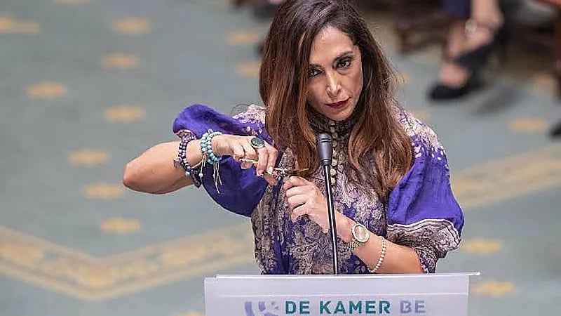 بالفيديو.. وزيرة خارجية بلجيكا تقص خصلة من شعرها دعمًا للمرأة الإيرانية