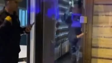 سيدة تستنجد بالشرطة بعدما علقت داخل مقهى