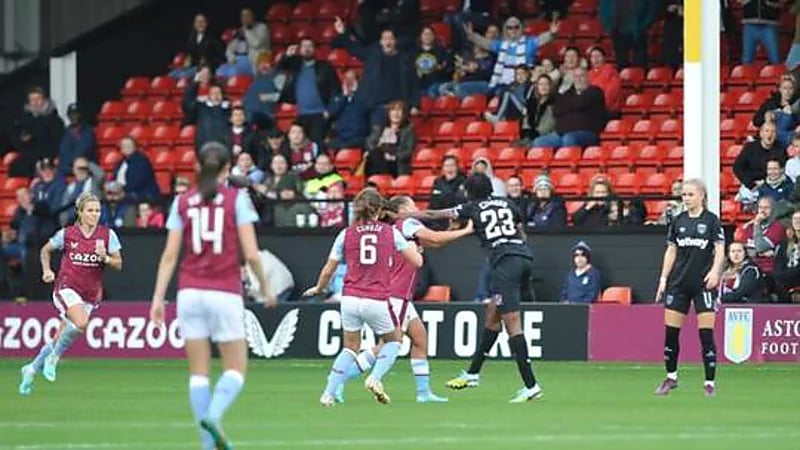 شاهد.. شجار عنيف بين لاعبتين خلال مباراة بالدوري الإنجليزي