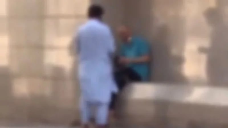 بالفيديو.. ضبط 3 مقيمين من جنسيات مختلفة لقيامهم بالتسول في المدينة المنورة