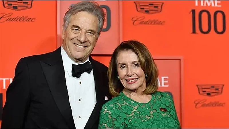 "بيلوسي" تكشف حالة زوجها الصحية بعد كسر جمجمته في هجوم عنيف