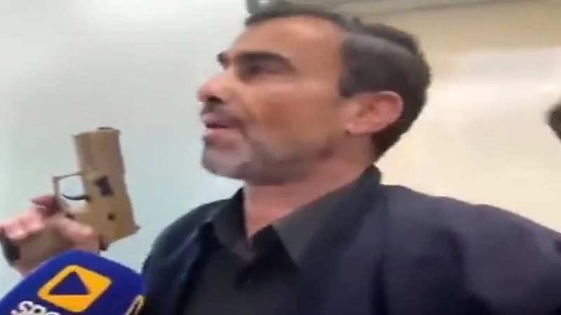 شاهد.. مسلح يقتحم بنك الاعتماد اللبناني مطالباً بوديعته