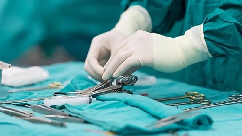 طولها 30 سم.. طبيبة تنسى قطعة شاش في أنف طفلة