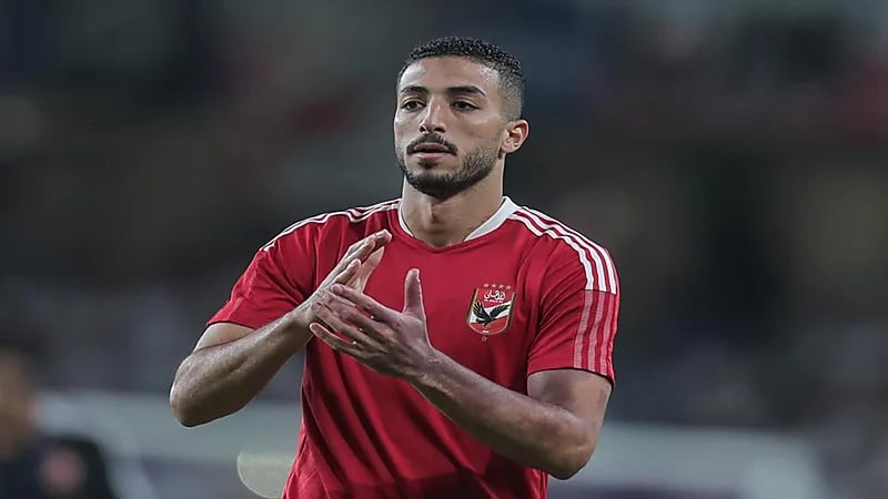 شاهد.. مدافع الأهلي المصري يؤدي مناسك العمرة