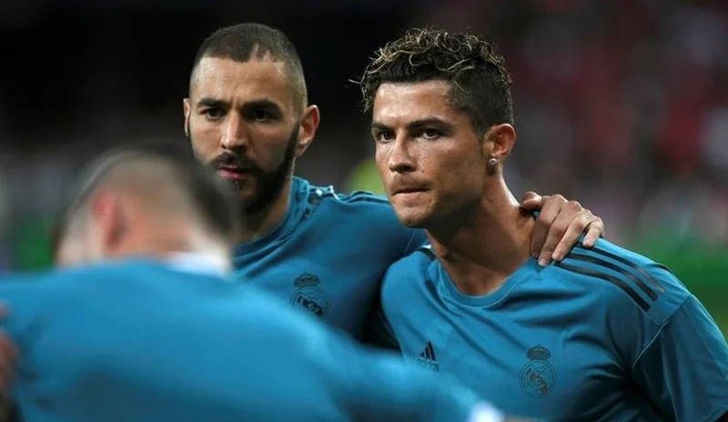 رونالدو لم يهنئ بنزيما على فوزه بالكرة الذهبية