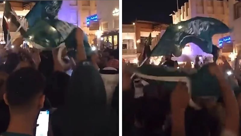 شاهد.. الجماهير السعودية تُردّد: "بالطول بالعرض سعودي يهز الأرض"