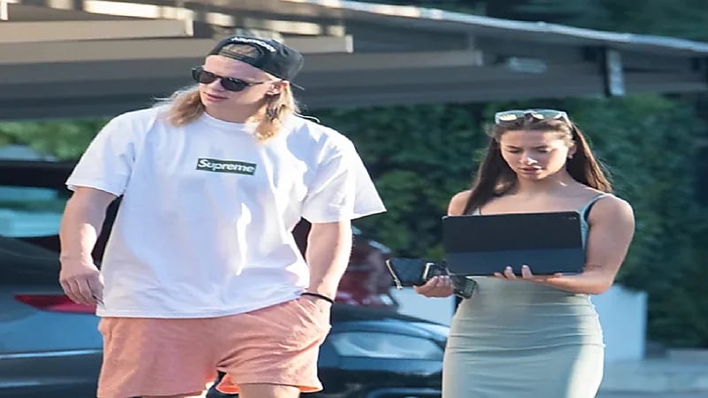 بعيدا عن كأس العالم..هالاند يقضي إجازته مع حسناء غامضة