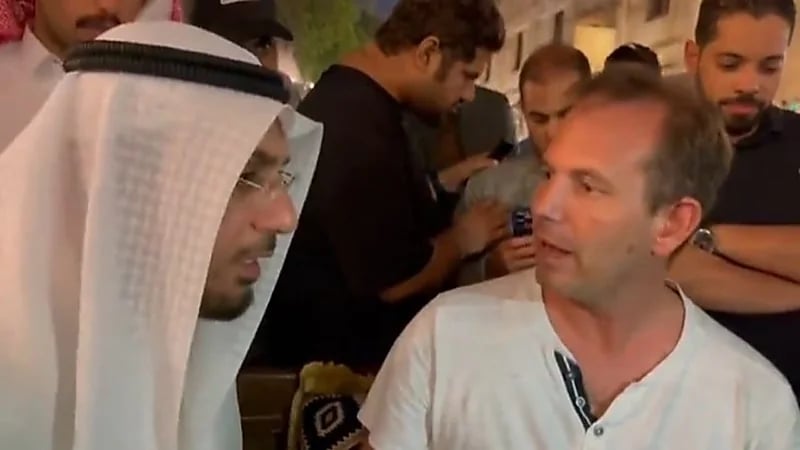 شاهد.. فرنسي يدخل الإسلام على يد الشيخ محمد العوضي في سوق واقف 