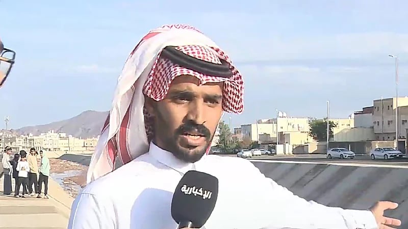 بالفيديو .. عسكري في قوات الطوارئ يروي تفاصيل إنقاذه طفل علق بسيول المدينة