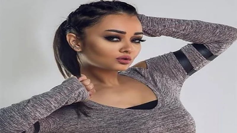 شاهد.. إطلالة جديدة للفنانة راندا البحيرى أمام برج خليفة 