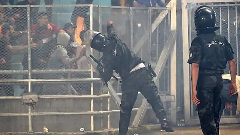 بالقنابل المسيلة للدموع..مباراة الترجي والنجم الساحلي تتحول لساحة حرب