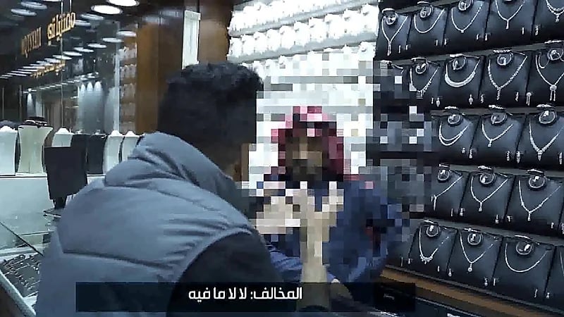 شاهد.. ضبط متسترين في أسواق الذهب بالرياض