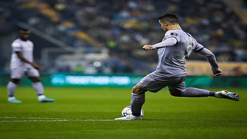 فيديو .. رونالدو يغادر الملعب متأثرًا بالإصابة