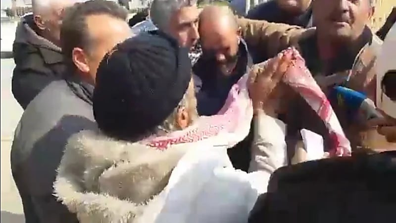 شاهد.. عامل لبناني يحاول إحراق نفسه خلال اعتصام عمال بلدية الميناء