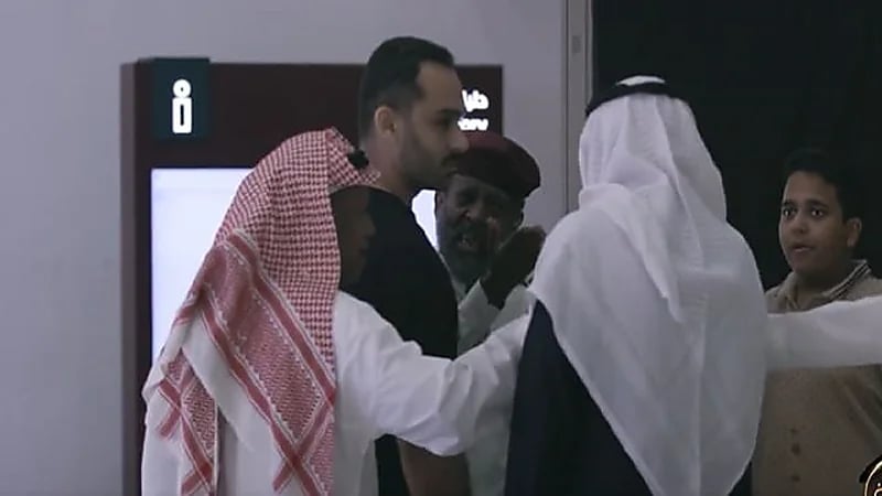 فيديو .. رد فعل مواطنين تجاه رجل أهان حارس أمن