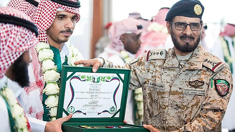 بالفيديو.. التحالف يكرم الأسرى السعوديين الذين عادوا إلى الرياض