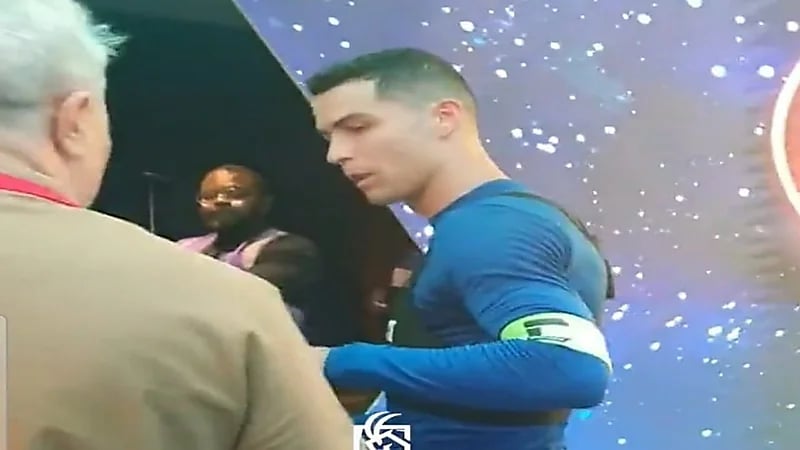 شاهد.. مدرب الرائد يطلب من رونالدو التيشيرت 