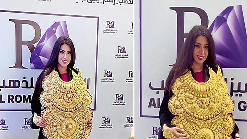 بالصور .. فتاة ترتدي أكبر طقم من الذهب
