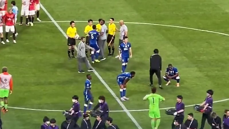 بالفيديو.. لاعبو الهلال يحتجون على الحكم الصيني بعد خسارة اللقب