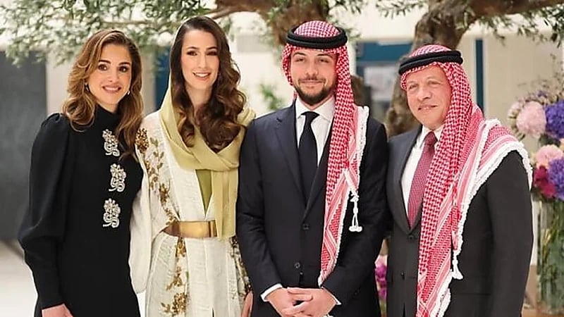 لحظة وصول والدي رجوة آل سيف لموقع عقد قرانها .. فيديو