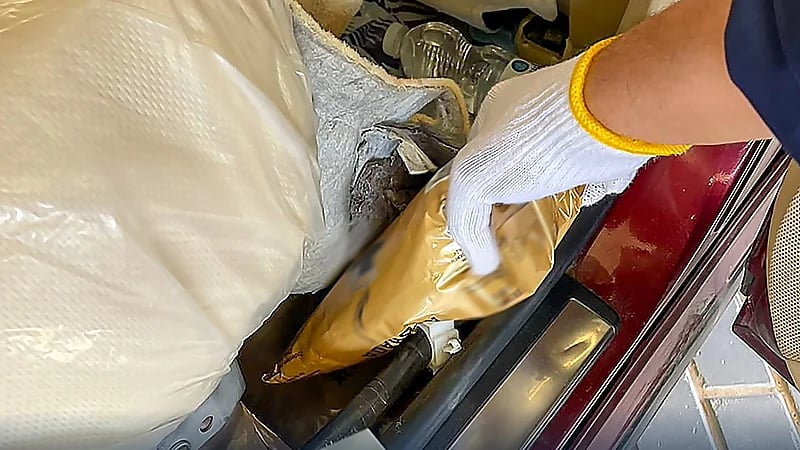 إحباط تهريب 100 كجم من الحشيش مخبأة في أرضية مركبة ..صور