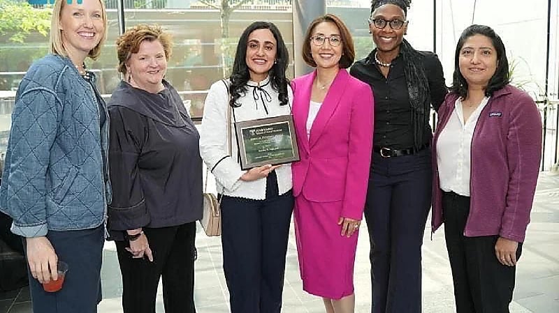 سعودية تفوز بجائزتين علميتين بجامعة هارفارد ..صور