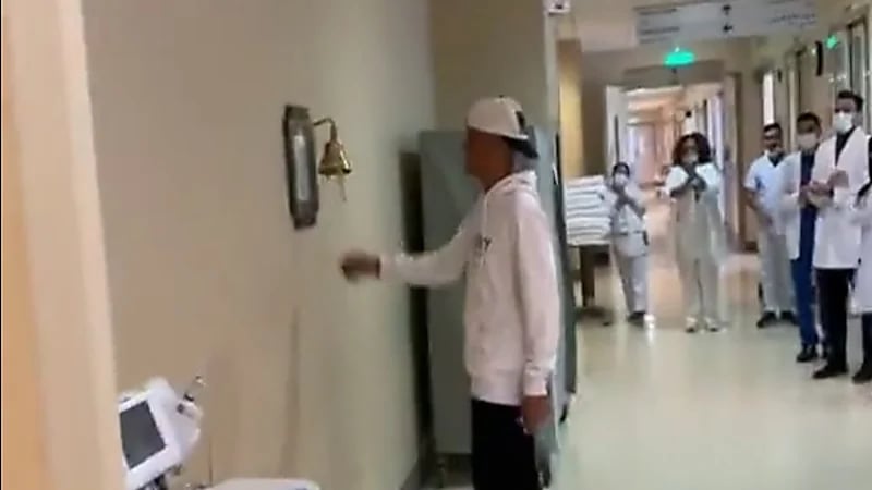 فرحة طاقم طبي لشفاء مريض بالسرطان.. فيديو