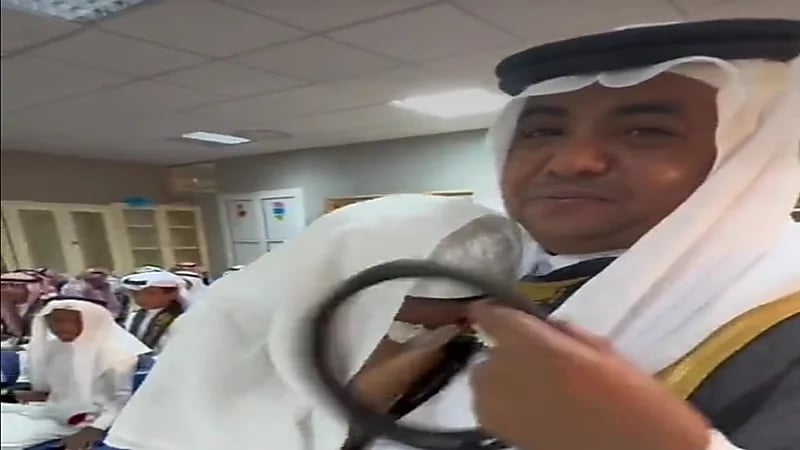 موقف مؤثر لمعلم تجاة طالب افتقد والده في حفل التخرج.. فيديو